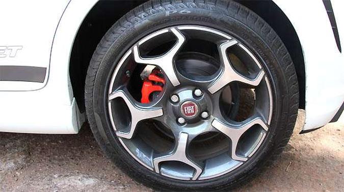 Pinça de freio na cor vermelha chama a atenção na roda do Punto. As belas rodas 17' são calçadas com pneus 205/50 R17(foto: Marlos Ney Vidal/EM/D.A PRESS) Pinça de freio na cor vermelha chama a atenção na roda do Punto. As belas rodas 17' são calçadas com pneus 205/50 R17(foto: Marlos Ney Vidal/EM/D.A PRESS)